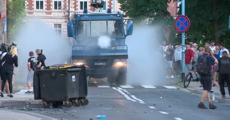 Zamieszki przed komisariatem w Lubinie. Policja zatrzymała 40 osób.
