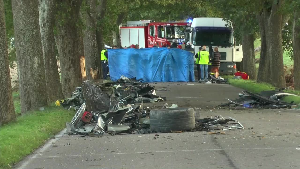 Porsche rozbiło się o drzewa na Mazurach. Dwie osoby zginęły