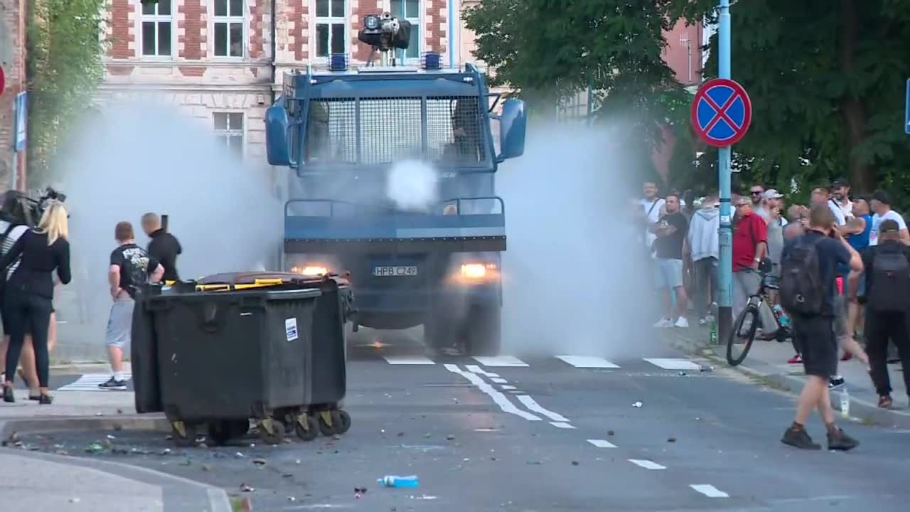 Zamieszki przed komisariatem w Lubinie. Policja zatrzymała 40 osób.