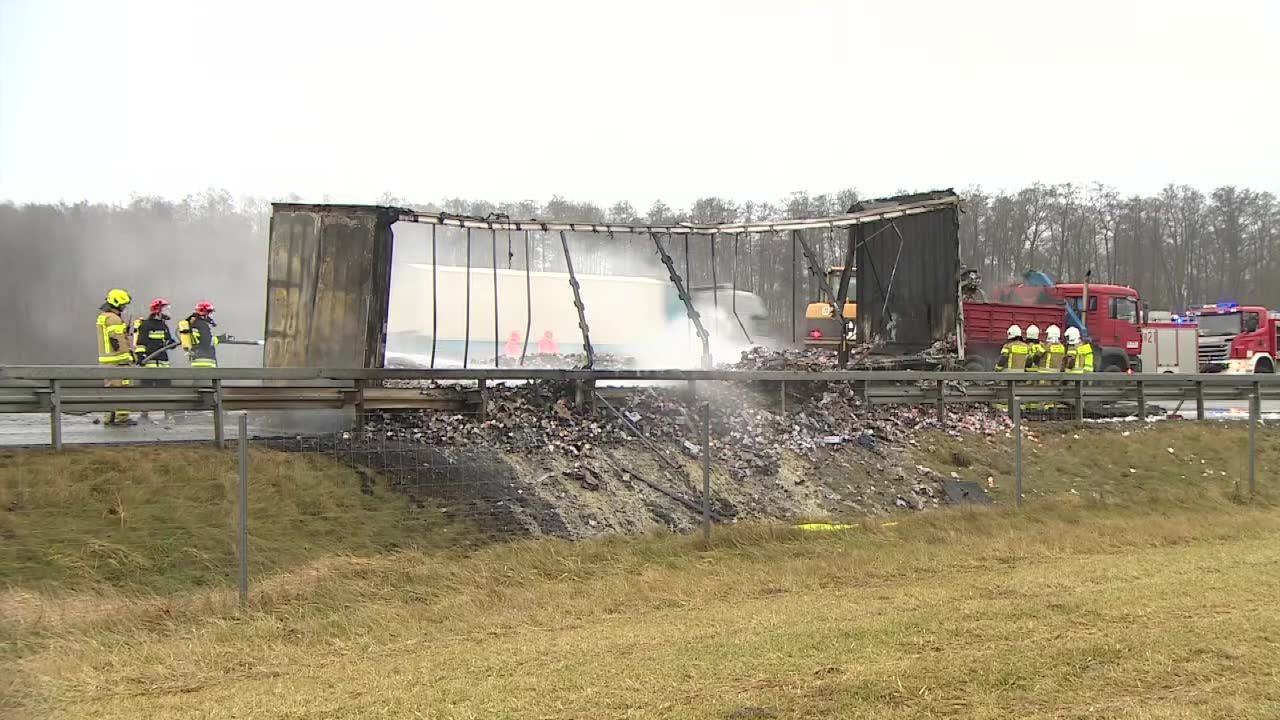 Pożar ciężarówki przewożącej znicze na drodze S8 pod Oleśnicą.