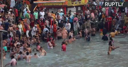 Ponad dwa miliony wyznawców hinduizmu zanurzyły się w Gangesie.
