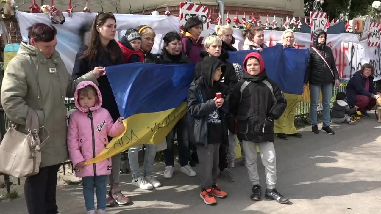 Protest przeciwko wojnie przed konsulatem Rosji w Gdańsku