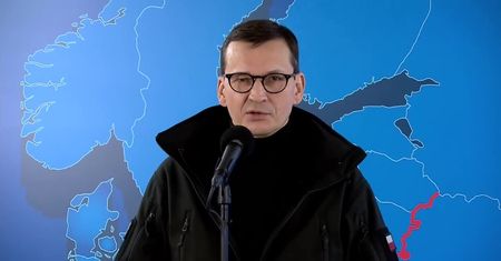 Premier zapowiada “zaostrzenia” w związku ze świętami i wariantem omikron.