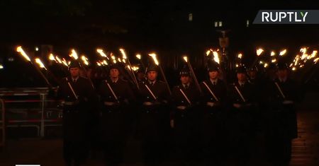 Niemieccy żołnierze maszerowali przed Reichstagiem z pochodniami. Oficjalne zakończenie misji w Afganistanie.