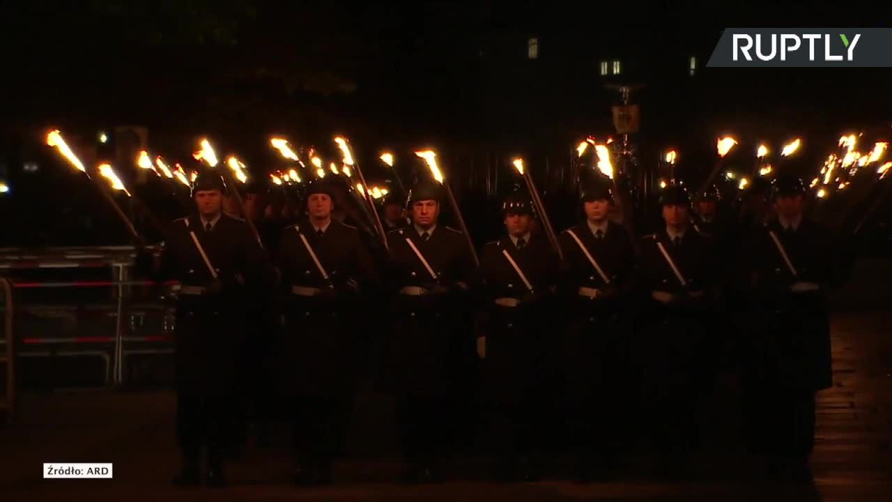 Niemieccy żołnierze maszerowali przed Reichstagiem z pochodniami. Oficjalne zakończenie misji w Afganistanie.