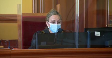 Była zakażona koronawirusem, chodziła na zakupy. W areszcie spędziła pięć miesięcy, teraz usłyszała wyrok.