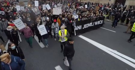“Ani jednej więcej”. Marsz w Warszawie po śmierci 30-letniej kobiety z Pszczyny.