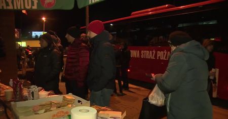 “Stałam prawie dobę, było bardzo zimno”. Długie kolejki na polsko-ukraińskich przejściach granicznych