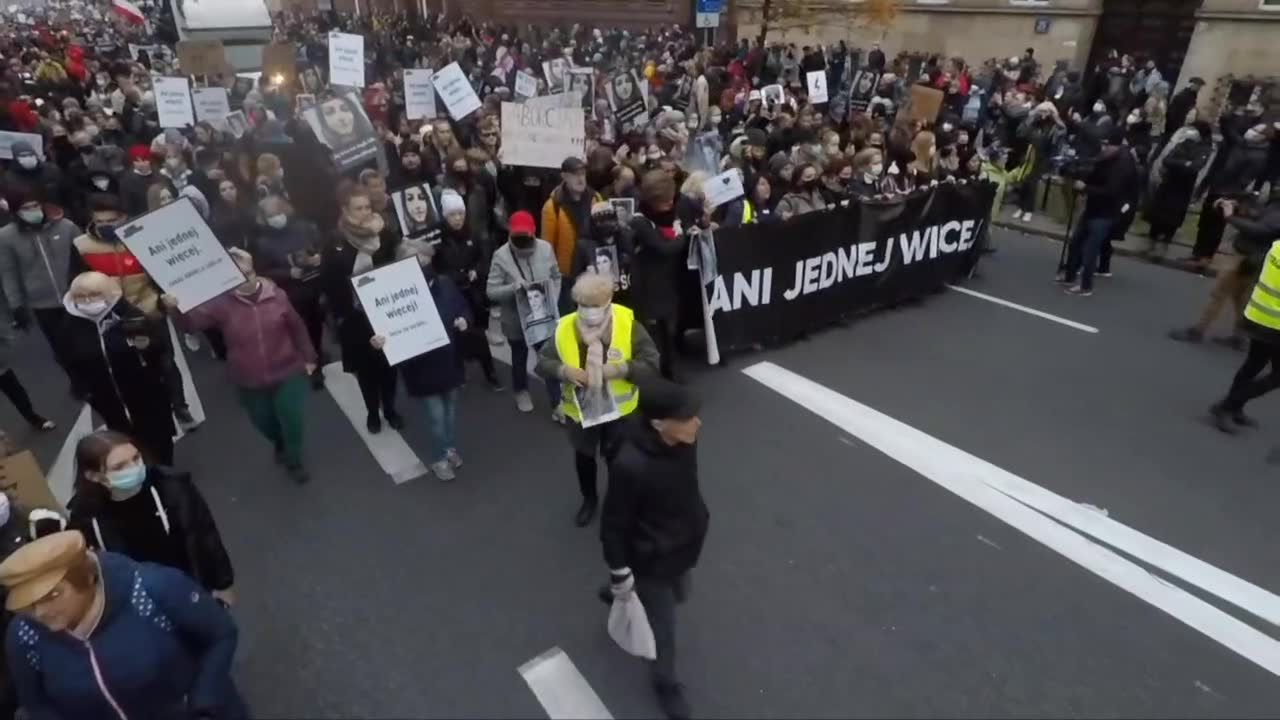 “Ani jednej więcej”. Marsz w Warszawie po śmierci 30-letniej kobiety z Pszczyny.