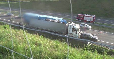 Groźny wypadek pod Lublinem. Trzy osoby ranne po uderzeniu dwóch ciężarówek w samochód osobowy