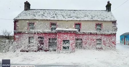 Morska piana wypełzłą na ląd i przykryła irlandzkie miasteczko