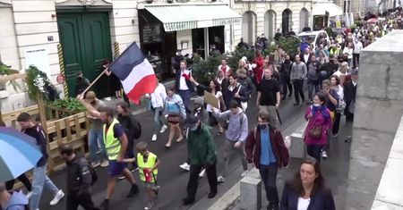 We Francji nie ustają protesty przeciwko restrykcjom dla osób bez paszportów covidowych.