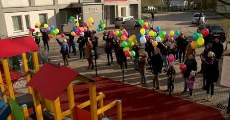 Kolorowe balony wzleciały z niebo przy białostockim szpitalu dziecięcym.