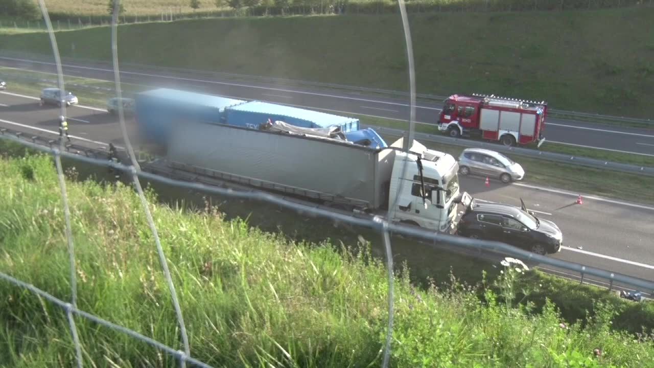 Groźny wypadek pod Lublinem. Trzy osoby ranne po uderzeniu dwóch ciężarówek w samochód osobowy