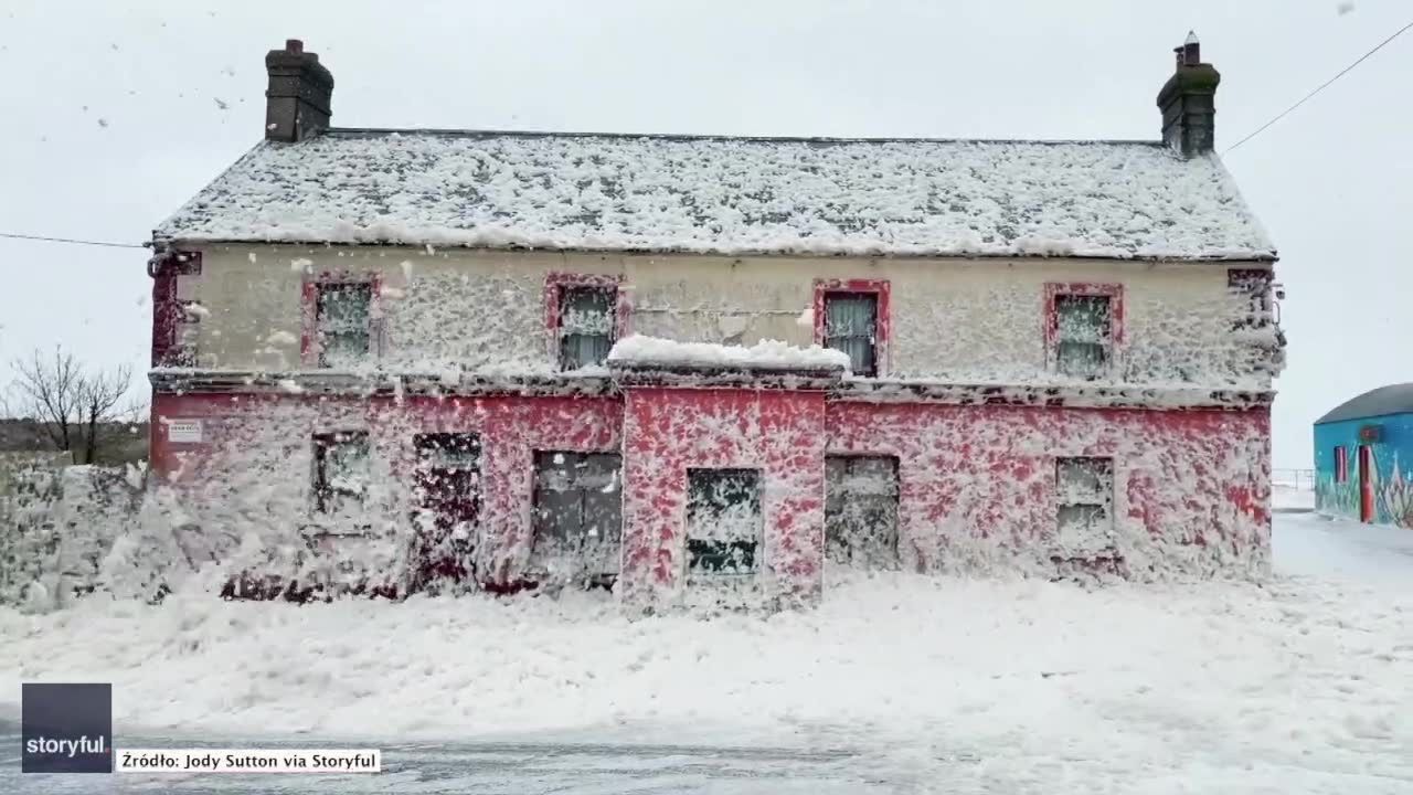 Morska piana wypełzłą na ląd i przykryła irlandzkie miasteczko