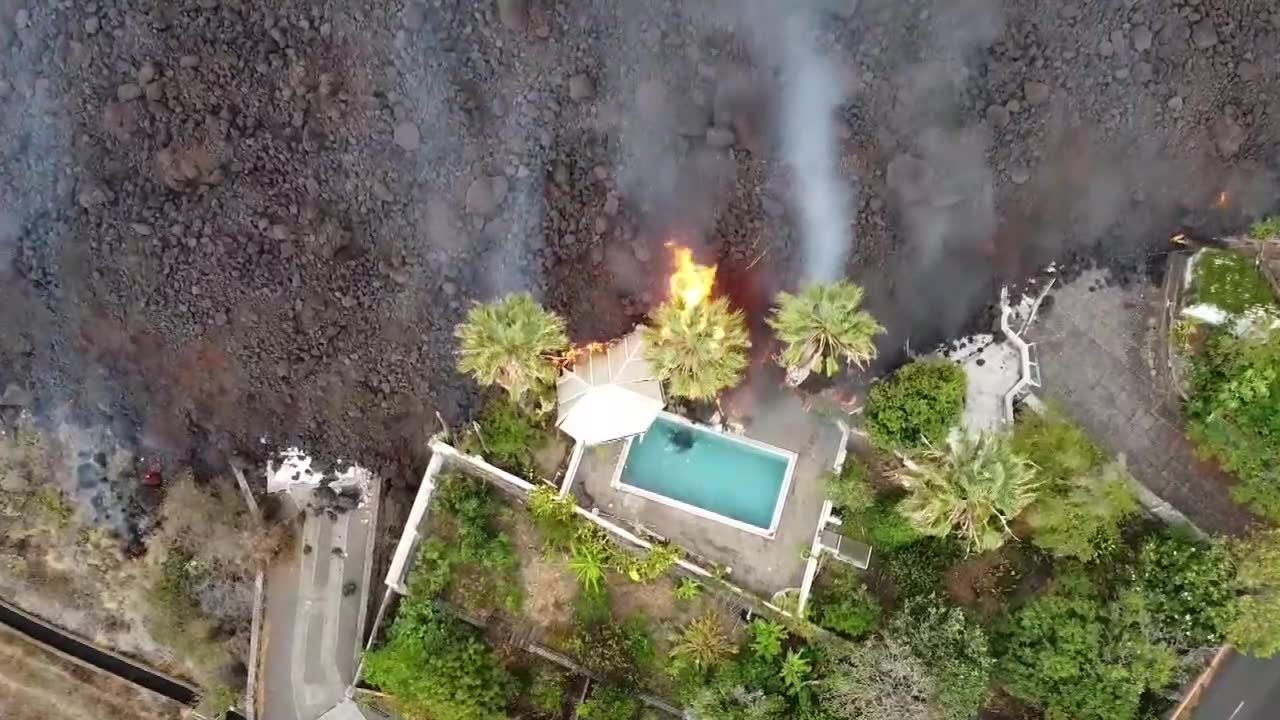 Lawa pochłania budynki na hiszpańskiej wyspie La Palma.