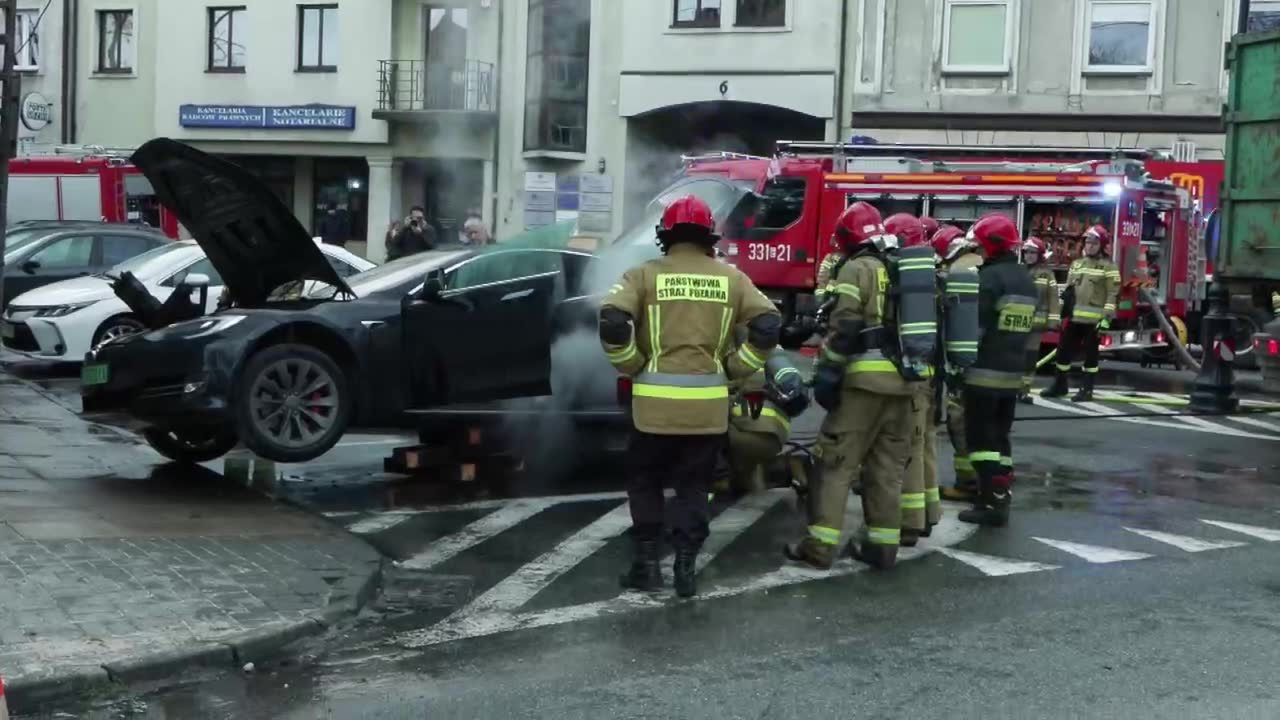 Pożar samochodu elektrycznego w Piotrkowie Trybunalskim