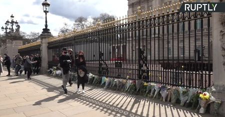 Kwiaty przed Pałacem Buckingham. Brytyjczycy żegnają zmarłego księcia Filipa.