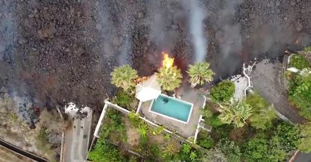 Lawa pochłania budynki na hiszpańskiej wyspie La Palma.