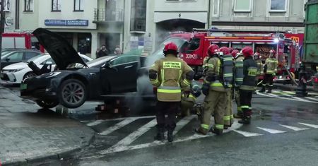 Pożar samochodu elektrycznego w Piotrkowie Trybunalskim