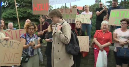 Mieszkańcy wyspy Wolin protestują przeciwko budowie zakładu recyklingu odpadów budowlanych.