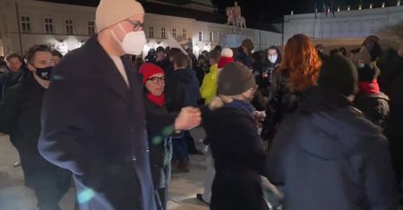 “Polonez sprzeciwu” przed Pałacem Prezydenckim. Taneczny protest przeciwko lex Czarnek