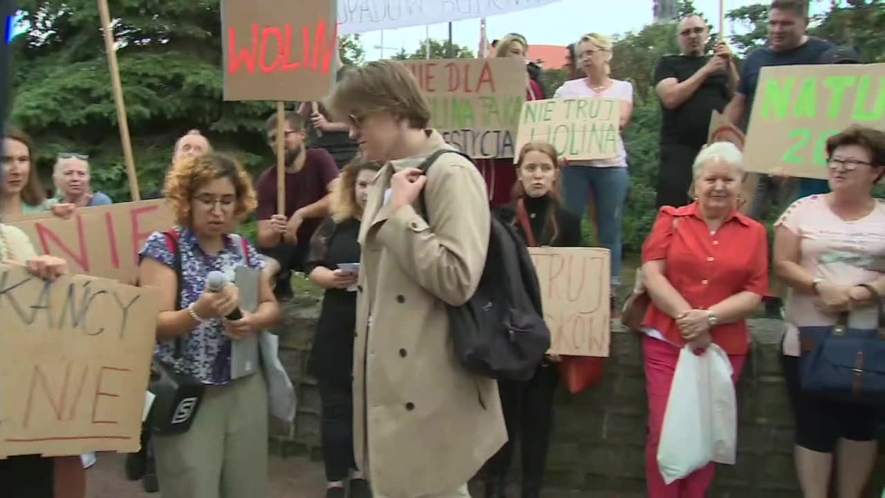 Mieszkańcy wyspy Wolin protestują przeciwko budowie zakładu recyklingu odpadów budowlanych.