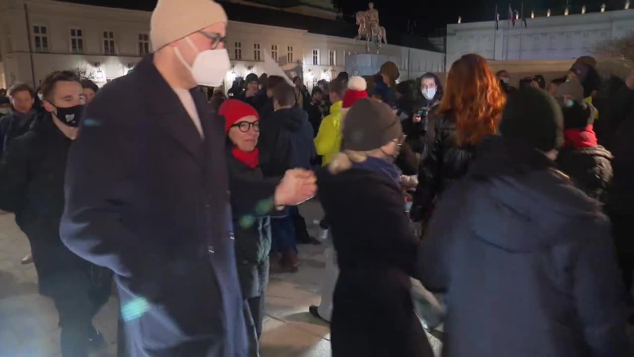 “Polonez sprzeciwu” przed Pałacem Prezydenckim. Taneczny protest przeciwko lex Czarnek