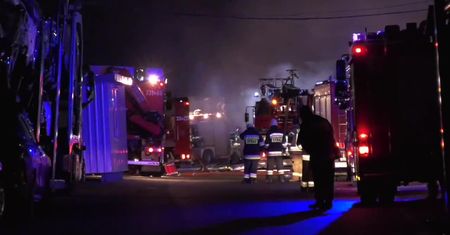 Pożar hali magazynowej w Piotrkowie Trybunalskim. W środku maszyny i samochody