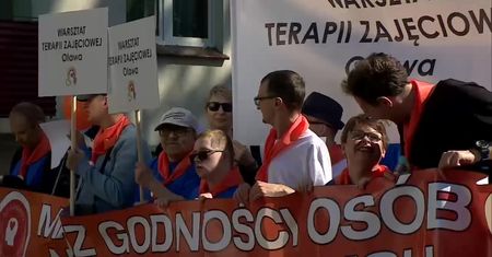 “Marsz Godności Osób Niepełnosprawnych” przeszedł po raz drugi przez ulice Oławy, promując równość i integrację