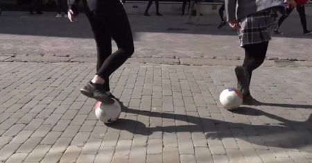 Brytyjskie nastolatki zachwycają umiejętnościami piłkarskimi i… przygotowują się do mistrzostw świata street soccer panna.
