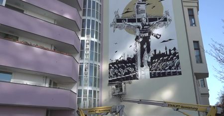 “Assange ukrzyżowany”. Mural poświęcony twórcy WikiLeaks w Berlinie.