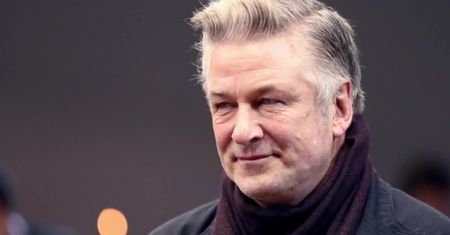 Alec Baldwin chce, aby policjanci monitorowali broń na planach filmowych