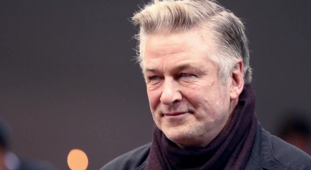 Alec Baldwin chce, aby policjanci monitorowali broń na planach filmowych