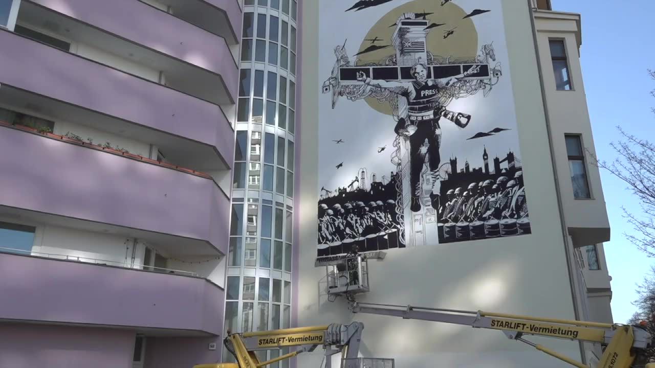 “Assange ukrzyżowany”. Mural poświęcony twórcy WikiLeaks w Berlinie.