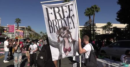 Britney Spears zwolniona z kurateli po 13 latach. Wielka radość fanów przed sądem