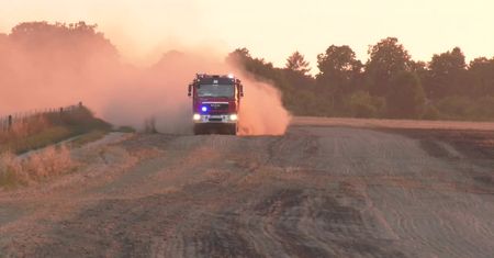 Pożar zboża i lasu w Samborsku.