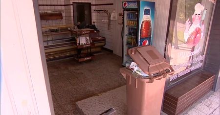 Autem wjechała do sklepu, bo pomyliła biegi. Dwie osoby w szpitalu.