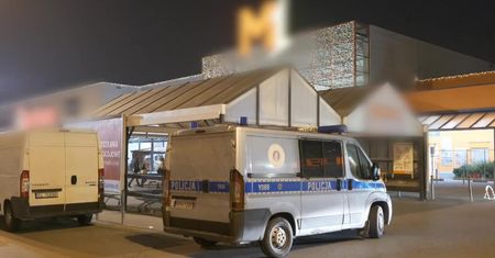 Mężczyzna z maczetą zabarykadował się w galerii handlowej w Radomiu