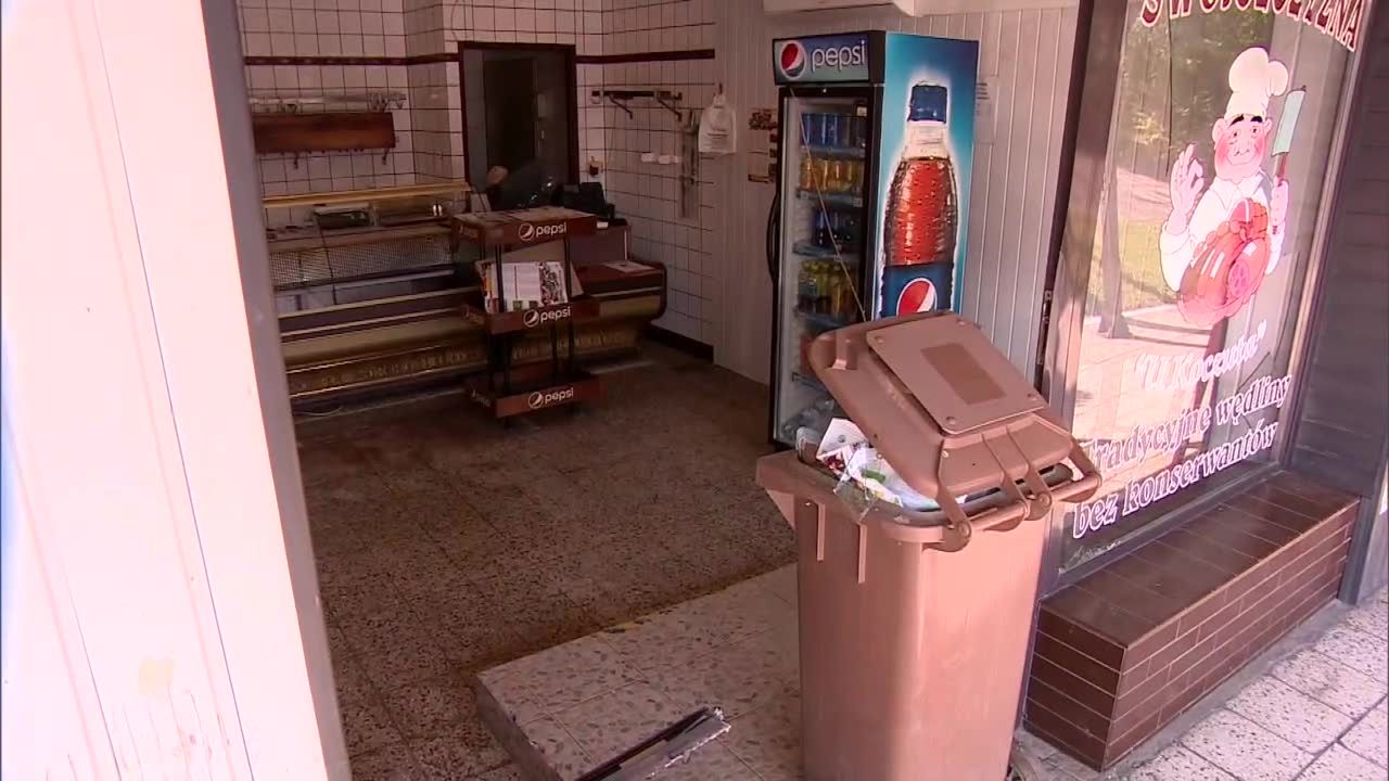 Autem wjechała do sklepu, bo pomyliła biegi. Dwie osoby w szpitalu.