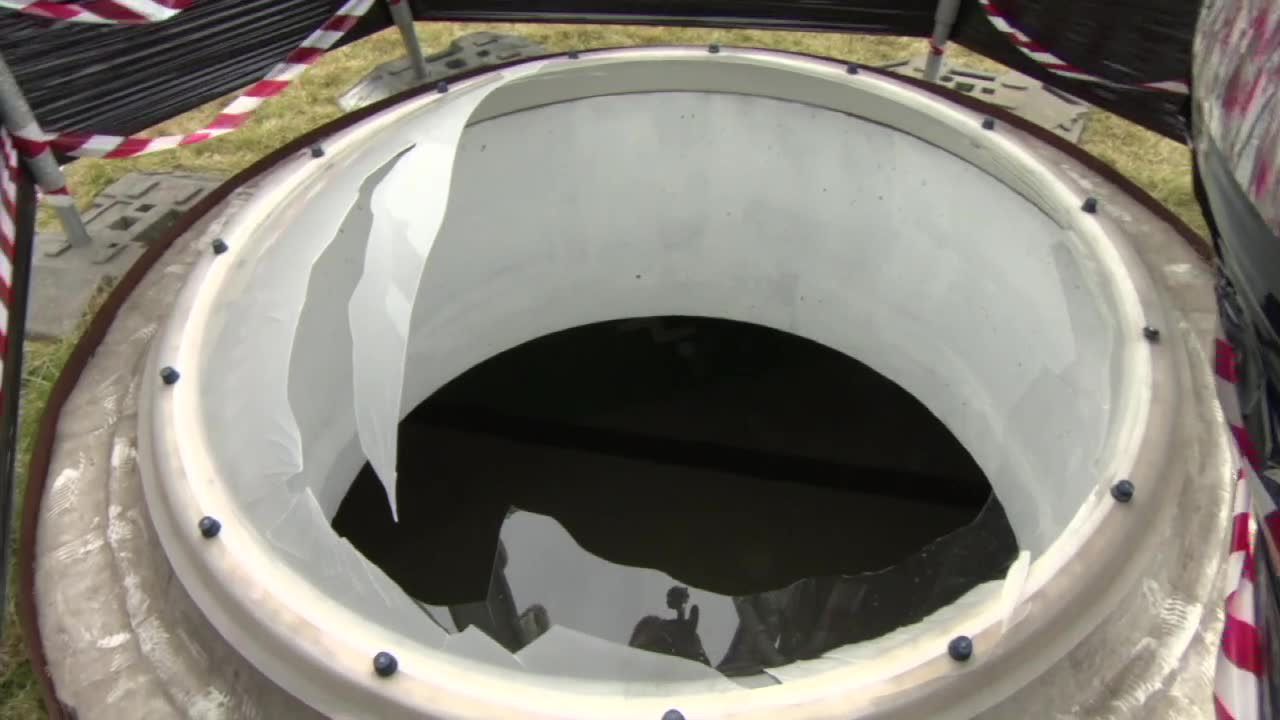 Wskoczył na świetlik i wpadł do podziemnego parkingu.