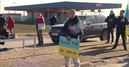“Będziemy stać do końca”. Aktywiści blokują polsko-białoruskie przejście graniczne