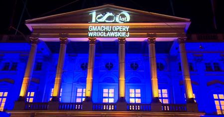 180 lat gmachu Opery Wrocławskiej. Widowiskowy pokaz na fasadzie budynku