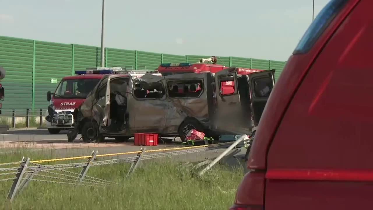 Bus dachował na A1 pod Częstochową, dwie osoby zginęły. Kierowca był pijany