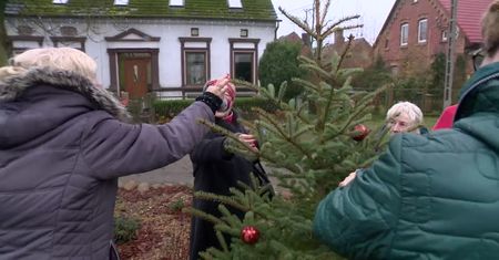 Niezwykła choinka na Pomorzu Zachodnim. W bombkach znajdują się “listy do Mikołaja” potrzebujących