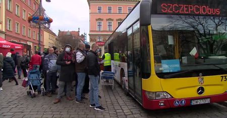10 tys. osób zaszczepionych we wrocławskim SZCZEPCIObusie. Pojazd dyżuruje obok Jarmarku Bożonarodzeniowego
