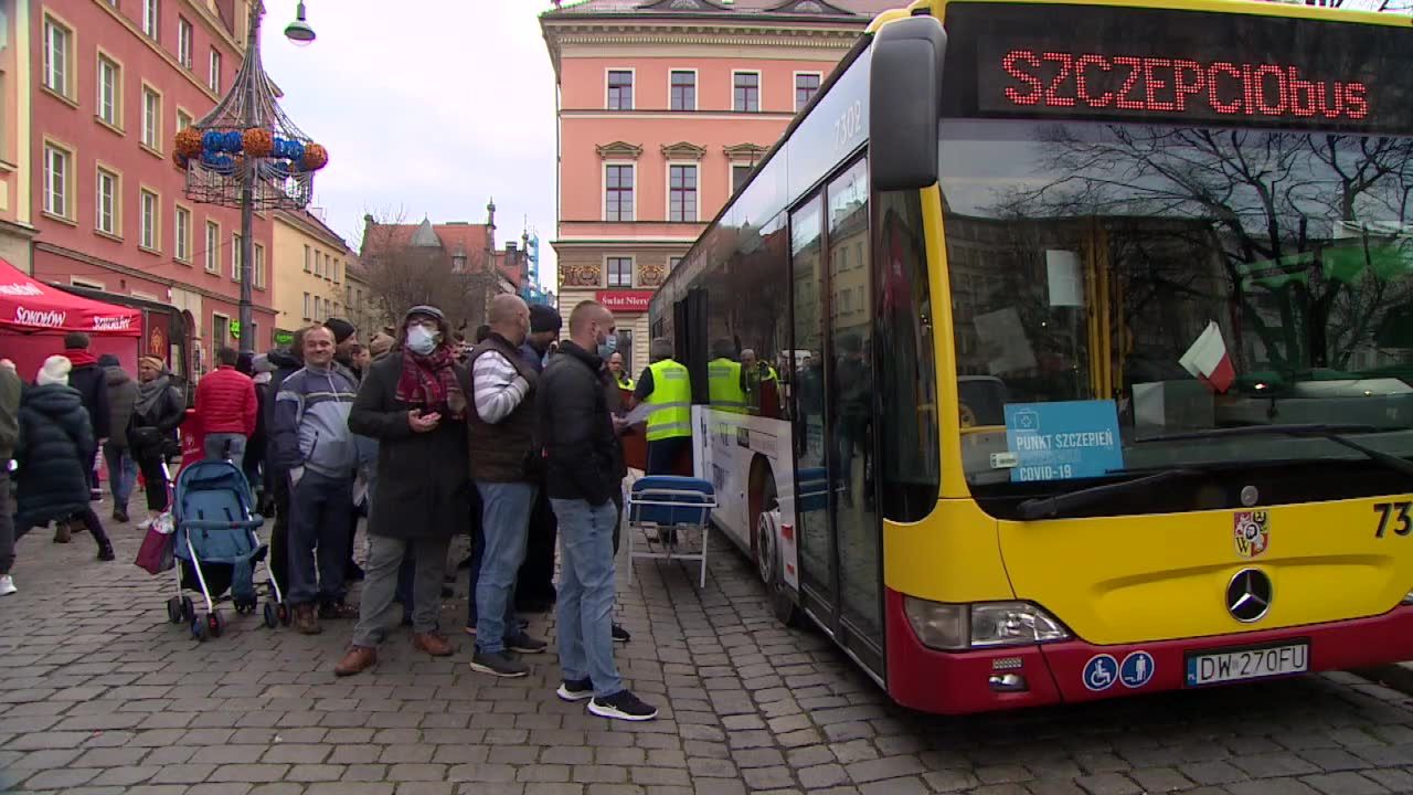 10 tys. osób zaszczepionych we wrocławskim SZCZEPCIObusie. Pojazd dyżuruje obok Jarmarku Bożonarodzeniowego