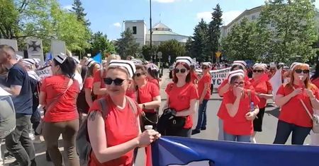 “Stop degradacji, stop dyskryminacji”. Protest pielęgniarek w Warszawie