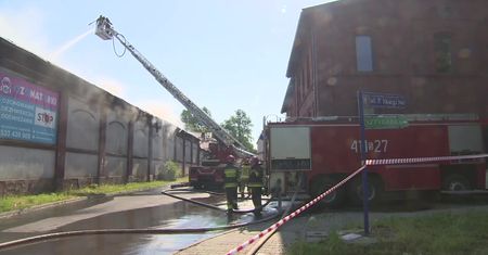 17 zastępów straży pożarnej gasiło pożar magazynu w Chorzowie.