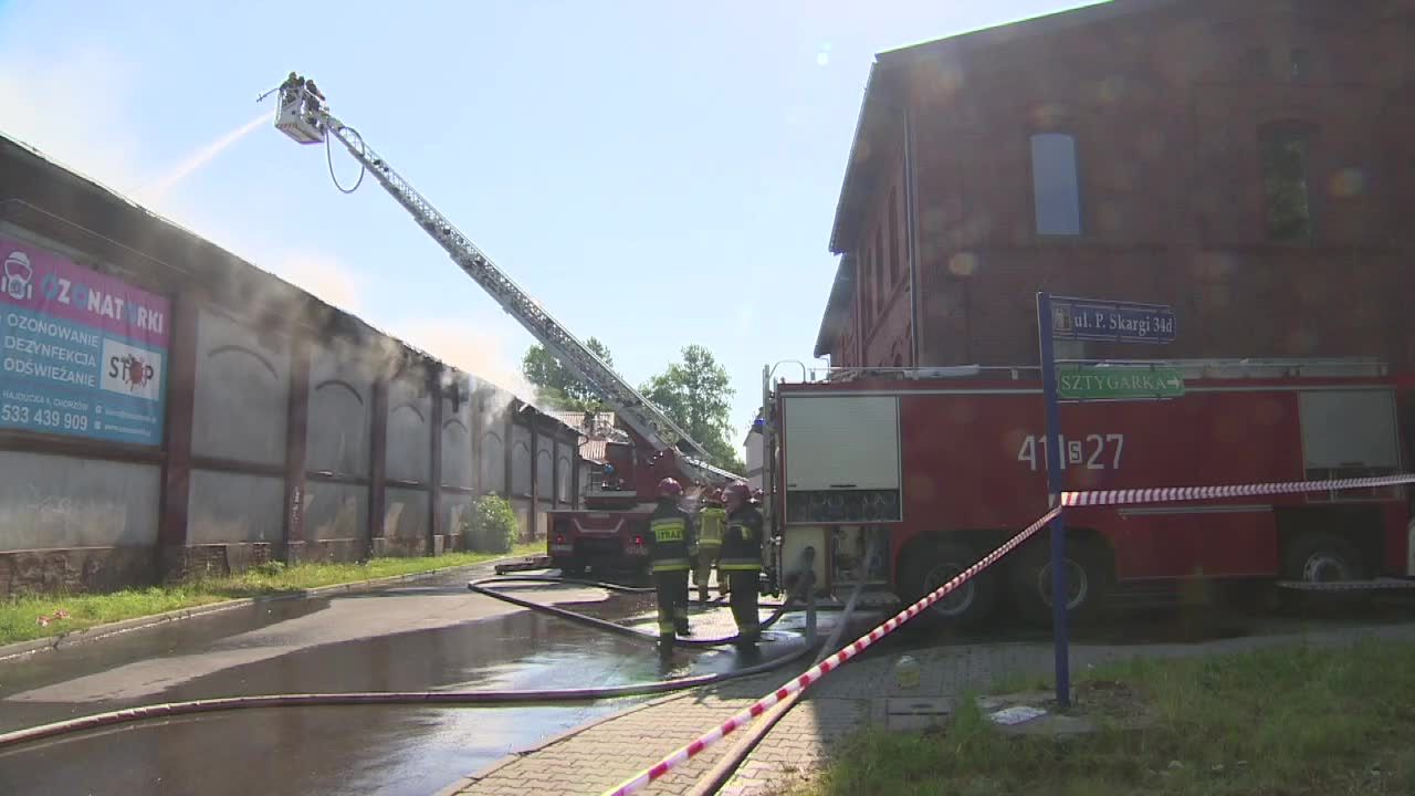 17 zastępów straży pożarnej gasiło pożar magazynu w Chorzowie.